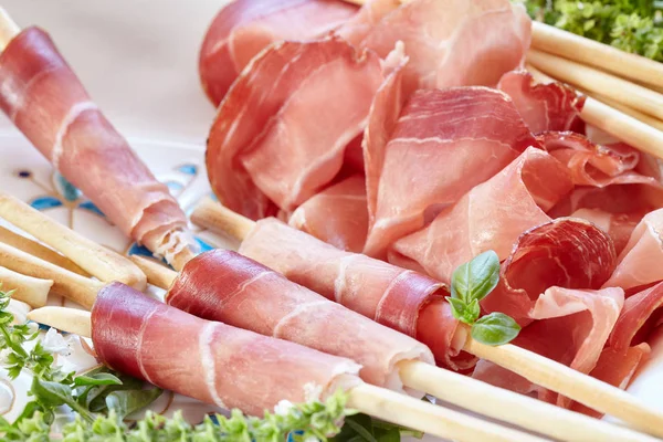 Bâtonnets de pain enveloppés dans du prosciutto — Photo