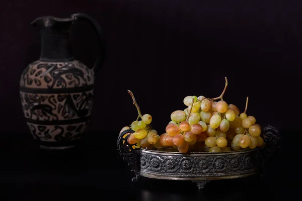 Nature morte avec des raisins blancs — Photo