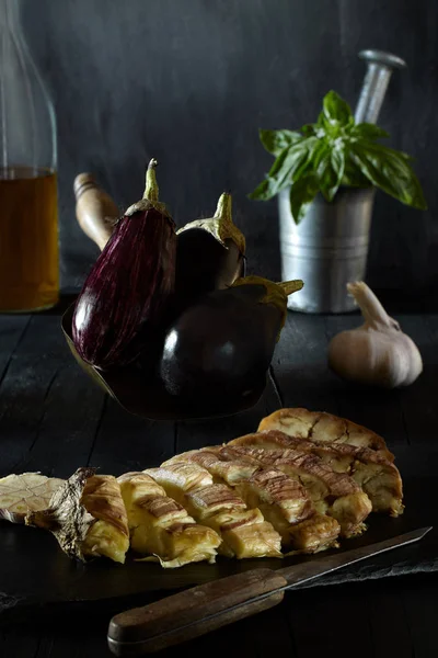 Slate üzerinde fırında patlıcan — Stok fotoğraf