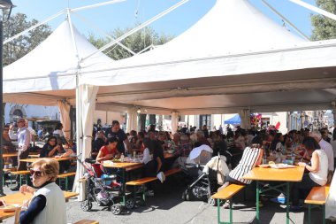 Yerel Festivali'nde içme ve yemek yeme insanlar