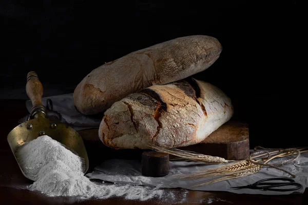 Pane fatto in casa su tavola rustica — Foto Stock