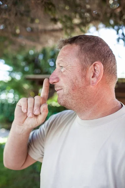 Hombre haciendo el signo del silencio — Foto de Stock