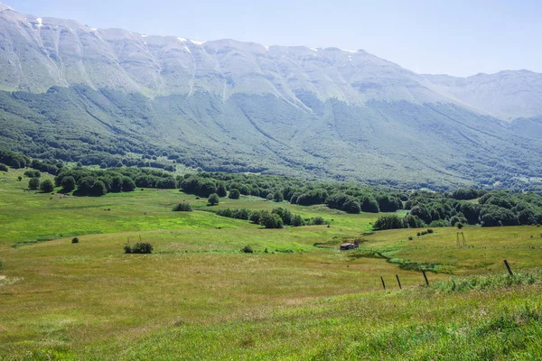 Зеленый пейзаж Абруццо Италия — стоковое фото