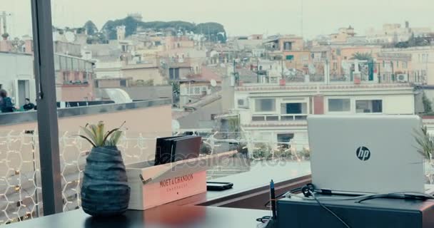 Рим Италия Декабря 2017 Года Люди Общаются Баре Sunset Крыше — стоковое видео