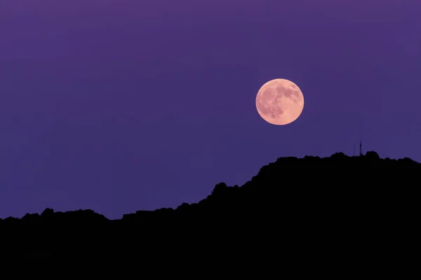 Cielo ultravioletto con luna piena — Foto Stock
