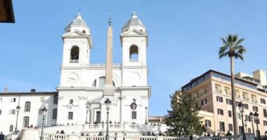 Rome, İtalya - 27 Ocak 2018: güneşli gün zevk İspanyolca basamaklarında oturan insanlar. İspanyol Merdivenleri ve Trinita dei Monti Kilisesi Roma'nın en çok ziyaret edilen yerlerinden biri olan.