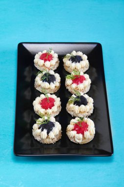 Havyar kanepeler ile plaka