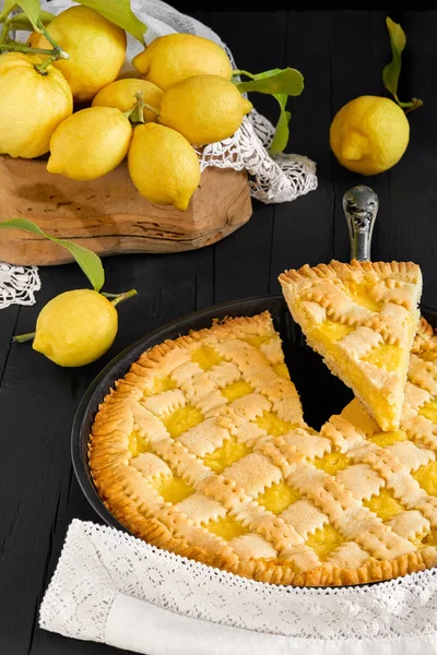 Torta de limão e limões frescos — Fotografia de Stock