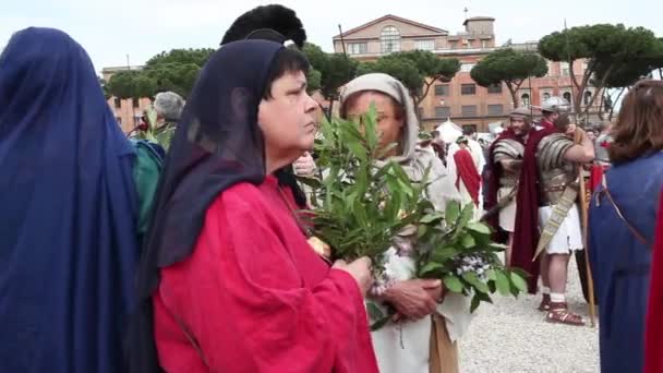 ローマ イタリア 2015 ローマの 2768 周年の機会に再制定を作るローマ歴史グループによって忠実に復元された衣装と平民の女性のグループ — ストック動画
