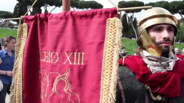 意大利罗马 2015年4月19日 Legio 的战士 Gemina 与古罗马的服装 参与历史重新制定与2768周年纪念罗马的机会 — 图库视频影像