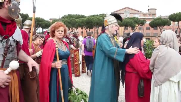 ローマ イタリア 2015 ローマ軍団の兵士とローマの 2768 周年の再制定を作るローマ歴史グループによって忠実に復元された旧式なローマの女性 — ストック動画