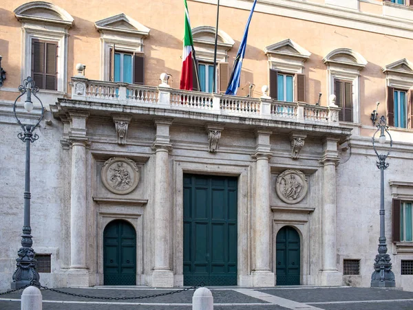 Vstup Montecitorio paláce v Římě — Stock fotografie