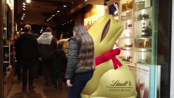 ローマ イタリア 2018 Lindt ストアでマッダレーナを介してイースター季節の間に スイスのチョコレートや菓子会社はそのチョコレート トリュフ チョコレート バーで知られてリント — ストック動画