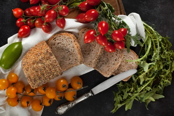 Pão integral semeado com tomate e chicória — Fotografia de Stock