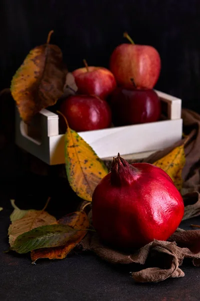 Granada y manzanas — Foto de Stock