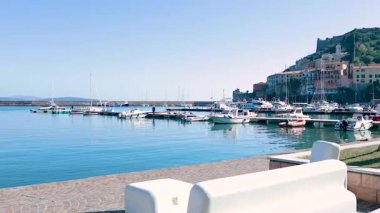 Porto Ercole 'un Toskana İtalya' daki küçük marinasının manzarası