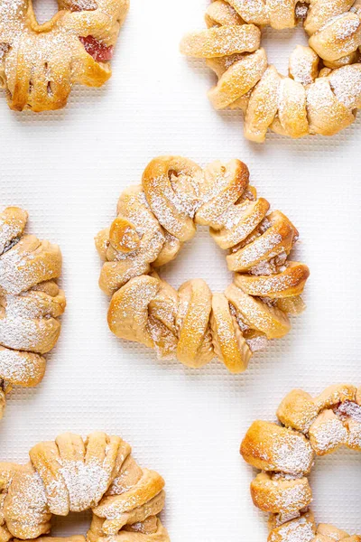 Gevlochten Brioches Witte Achtergrond Plat Bovenaanzicht — Stockfoto