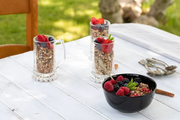 Granen Bessen Kopjes Kom Witte Ontbijttafel Buiten Tuin — Stockfoto