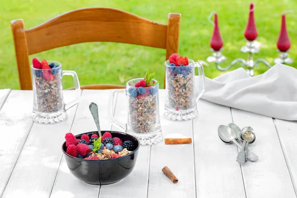 Desayuno Por Mañana Jardín Con Cereales Bayas Mesa Blanca —  Fotos de Stock