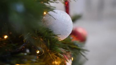 Çam ağacında Noel süslemesi 