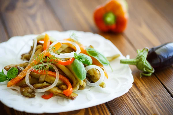 고추와 볶은 가지 따뜻한 샐러드 — 스톡 사진