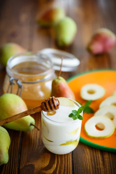 Zoete peren met yoghurt en honing — Stockfoto