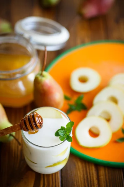ヨーグルトと蜂蜜の甘い梨 — ストック写真