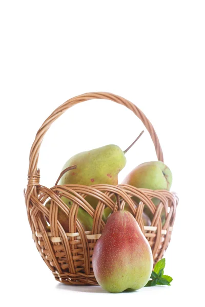 Rijpe peren in een mand — Stockfoto