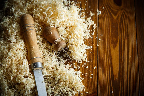 Träbearbetningsverktyg. Mejsel med sågspån . — Stockfoto