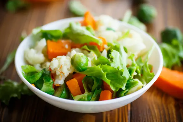 Салат из салата, цветной капусты и брюссельской капусты с тыквой — стоковое фото