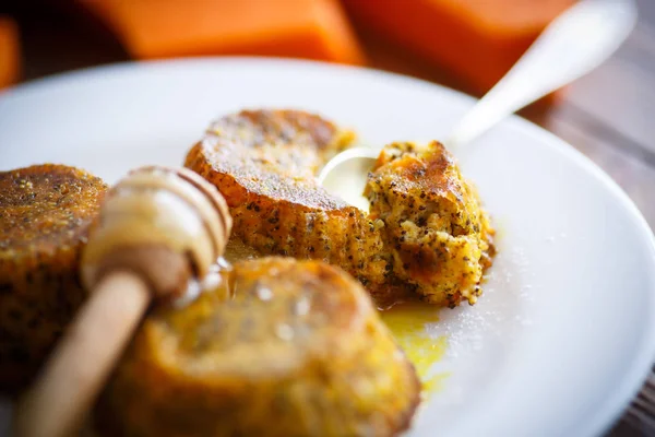 Bolos doces de queijo de casa de campo com abóbora — Fotografia de Stock