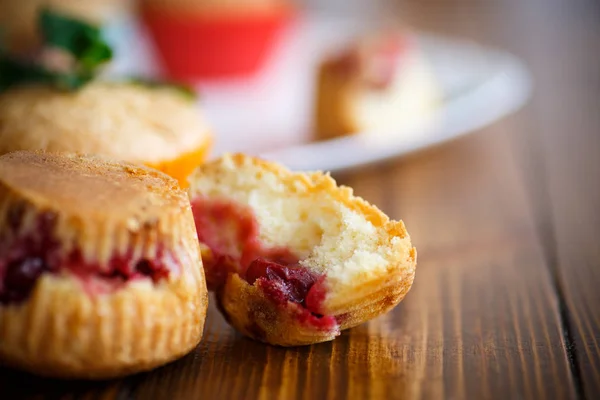 Muffin manis diisi dengan ceri — Stok Foto