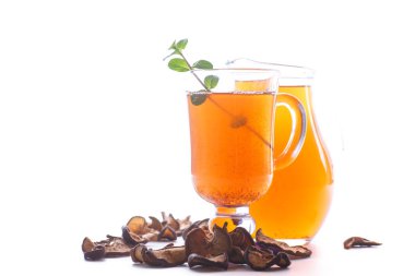 bir sürahi içinde kurutulmuş meyve kompostosu