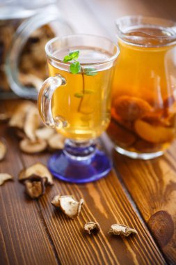 bir sürahi içinde kurutulmuş meyve kompostosu