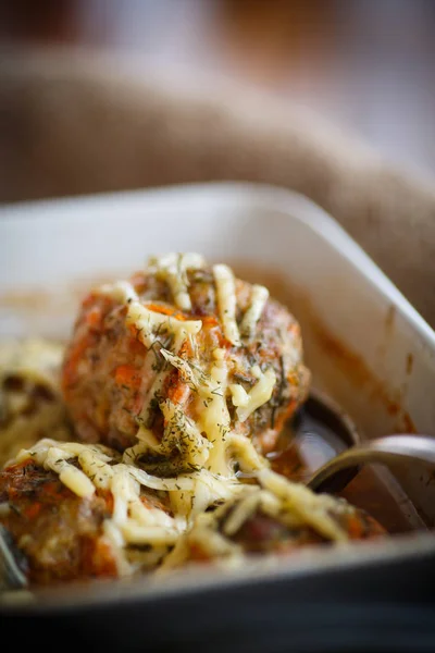 Boulettes de viande à la vapeur viande emmêlée avec des carottes — Photo