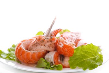 Tuzlanmış somon eti baharat ile