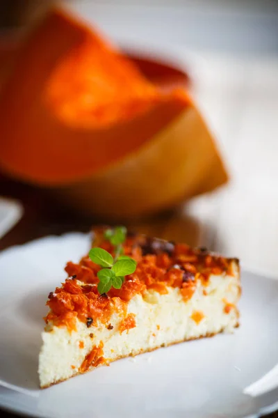 Curd pudding with chunks of pumpkin inside — Stock Photo, Image