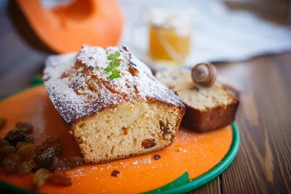 Kürbismuffins mit Honig und Rosinen — Stockfoto