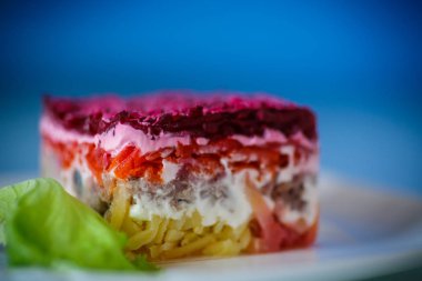 ringa balığı ve haşlanmış sebze salatası