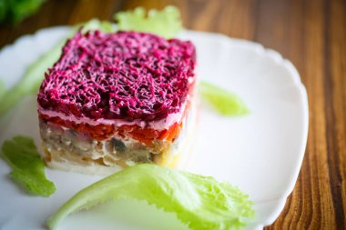 ringa balığı ve haşlanmış sebze salatası