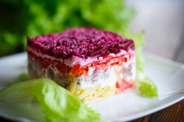 ringa balığı ve haşlanmış sebze salatası