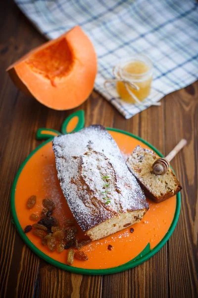 Pumpkin muffins with honey and raisins — Stock Photo, Image