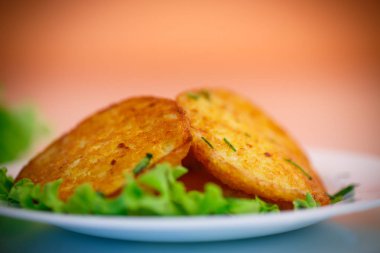 dereotu ile kızarmış patates pancakes