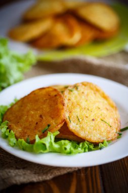 dereotu ile kızarmış patates pancakes