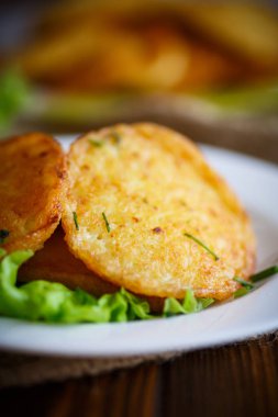 dereotu ile kızarmış patates pancakes