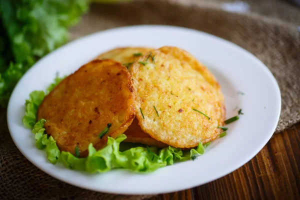 Stekt potatis pannkakor med dill — Stockfoto