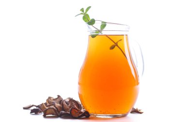 bir sürahi içinde kurutulmuş meyve kompostosu