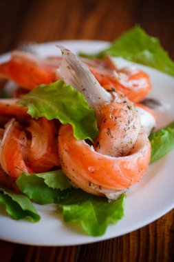 Tuzlanmış somon eti baharat ile