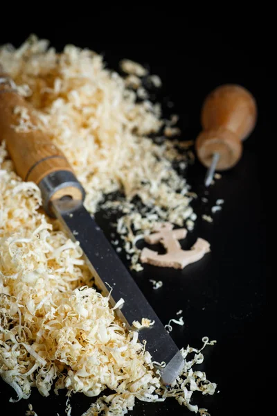 Strumenti per la lavorazione del legno. Scalpello con segatura  . — Foto Stock