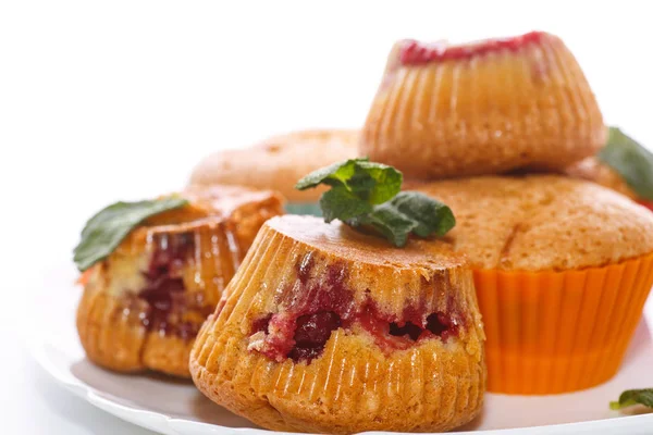 Süße Muffins gefüllt mit Kirschen — Stockfoto